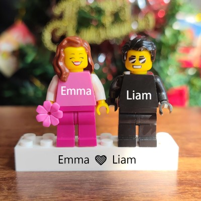 Personalisierte Namensgravur-Minifiguren auf personalisiertem Ziegel mit Haustieren als Geschenk