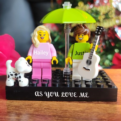 Personalisierte Namensgravur Minifiguren auf personalisiertem Ziegel mit Haustieren als Geschenk
