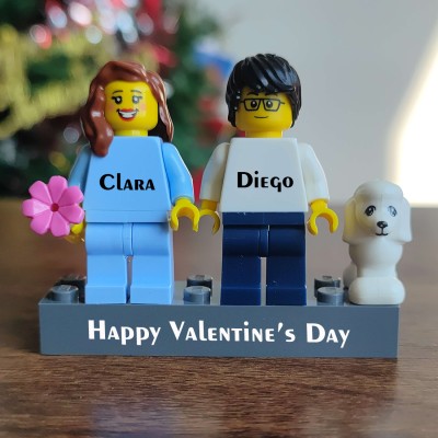 Alles Gute zum Valentinstag. Personalisierte Figuren auf personalisiertem Ziegelstein mit Haustieren. Geschenk für Paare, für Freund, für Freundin, für Kinder.