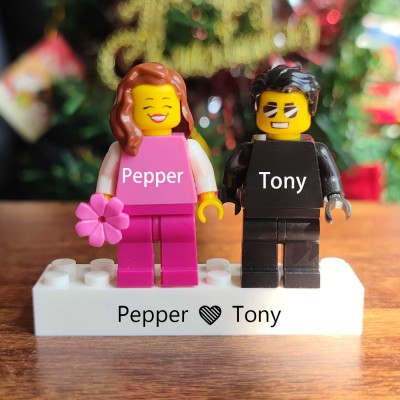 Personalisierte Namensgravur-Minifiguren auf personalisiertem Ziegel mit Haustieren als Geschenk