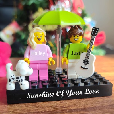 Personalisierte Namensgravur Minifiguren auf personalisiertem Ziegel mit Haustieren als Geschenk