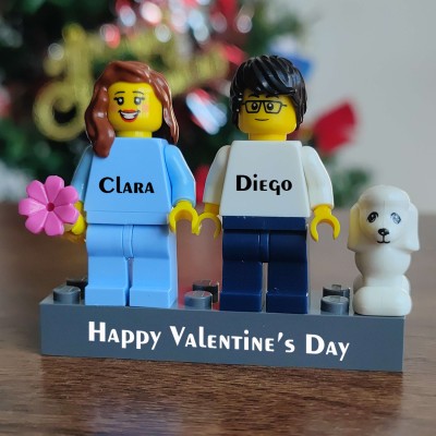 Alles Gute zum Valentinstag. Personalisierte Figuren auf personalisiertem Ziegelstein mit Haustieren. Geschenk für Paare, für Freund, für Freundin, für Kinder.